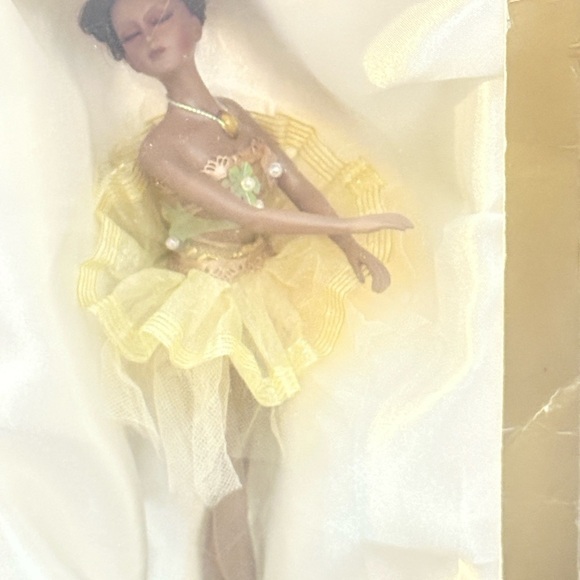 Genuine Ballerina Polyresin Doll – Vintage Style Collectible - Picture 6 of 6